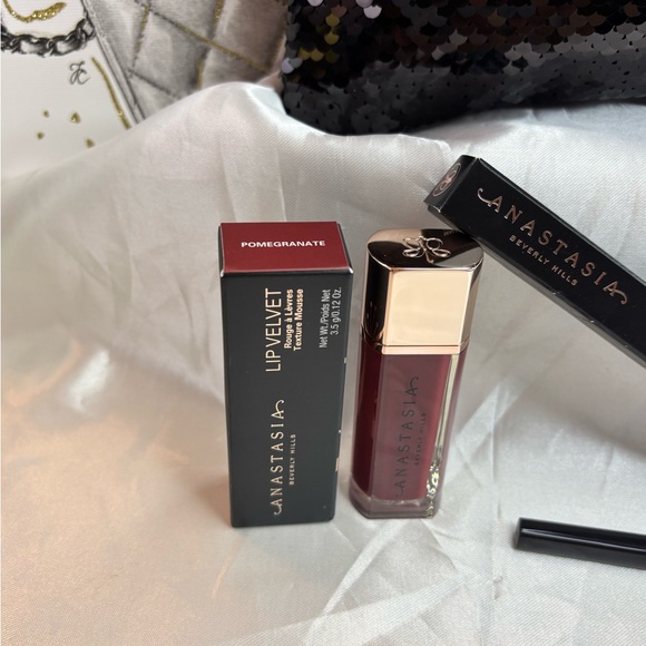 Anastasia 2pc Lip Essential W/Black sequin cosmetic pouch NIB - Picture 3 of 11